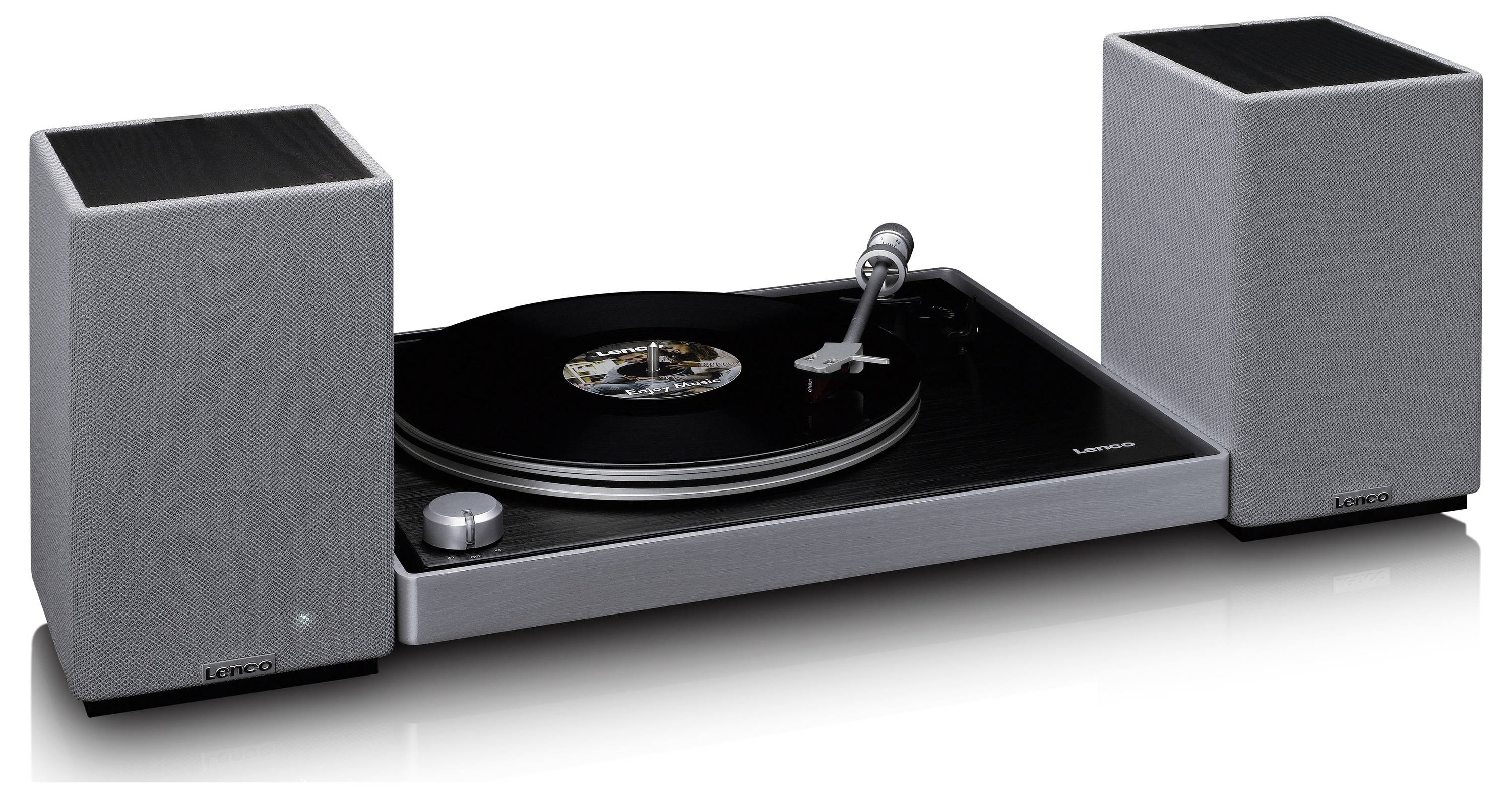 Ein Plattenspieler mit einer schwarzen Schallplatte und zwei dunklen Lautsprechern, einer auf jeder Seite, auf einer weißen Oberfläche.