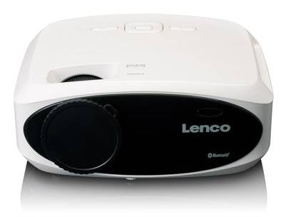 Ein weißer Lenco-Multimediaprojector mit Objektivkappe, mit Bluetooth-Konnektivität, von oben und vorne betrachtet.