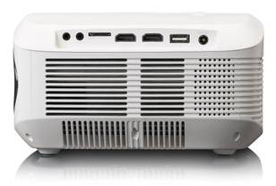 Rückansicht eines weißen Projektors mit verschiedenen Ein- und Ausgängen, darunter USB, HDMI und Audioverbindungen.