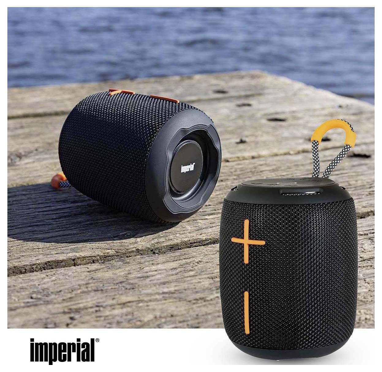 Tragbarer Bluetooth-Lautsprecher auf einer Holzoberfläche, mit Lautstärkereglern und einem Tragegurt, mit der Marke „imperial
