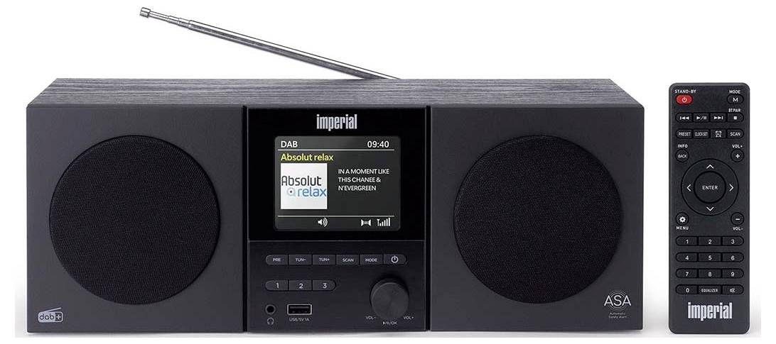 Eine silberne Gardinenstange, die an einer beigefarbenen Wand angebracht ist, steht senkrecht von ihr ab und zeigt den Befestigungsmechanismus der Stange.