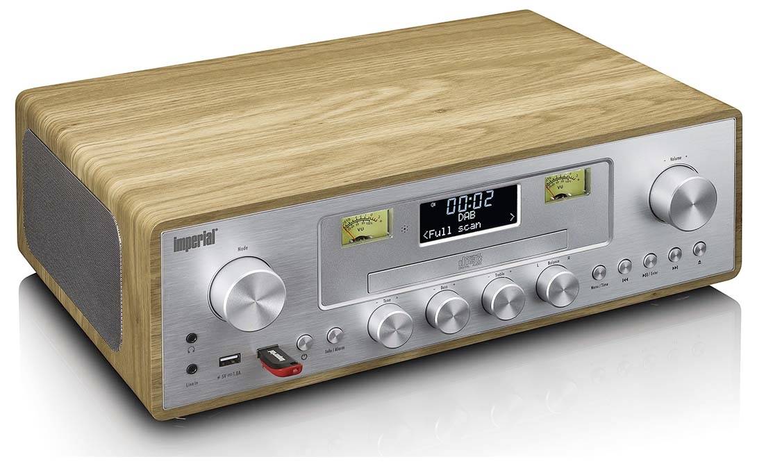 Ein Holzgehäuse-Retro-Stil-Radio mit digitaler Anzeige, die „00:02 DAB Full scan