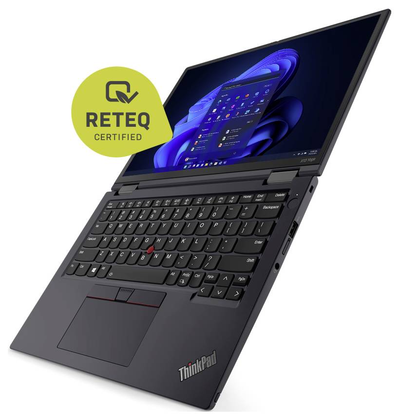 Ein schwarzer Laptop zeigt einen blau gestalteten Desktop-Bildschirm an. Ein gelbes Abzeichen „RETEQ Certified