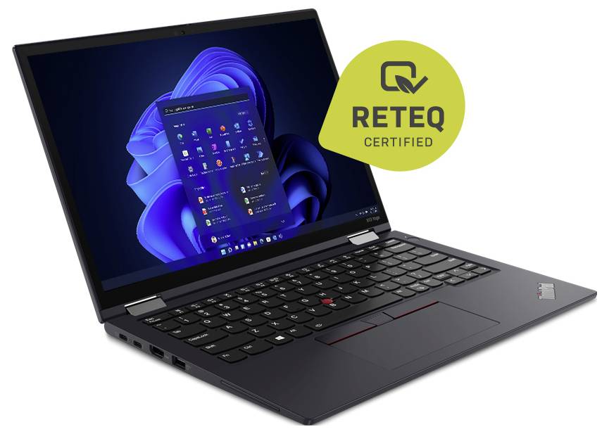 Ein schwarzer Laptop mit leicht geöffnetem Bildschirm zeigt das Windows 11-Startmenü an. Ein grünes 