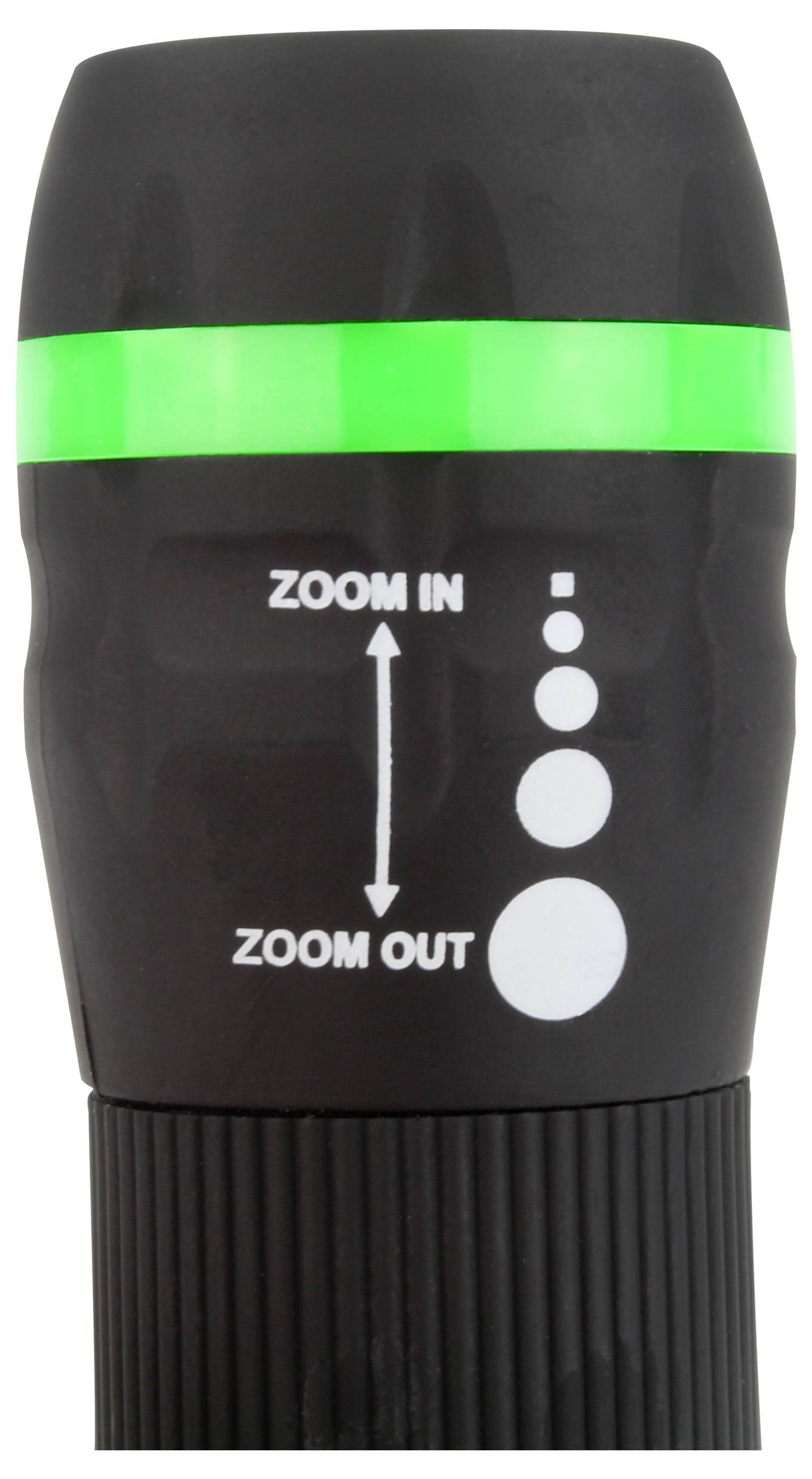 Nahaufnahme eines Taschenlampenoptiksystems mit einem grünen Zoomring und gedruckten Indikatoren „ZOOM IN