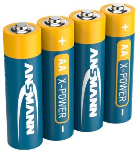 Vier AA-Ansmann-X-Power-Batterien, aufrecht auf weißem Hintergrund stehend, mit sichtbaren Plus- und Minuspolen.