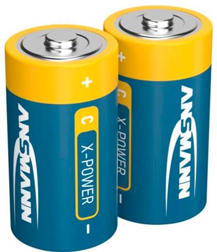 Zwei aufrecht stehende blau-gelbe Ansmann-C-Batterien, eine vor der anderen, mit sichtbaren Plus- und Minuspolen.
