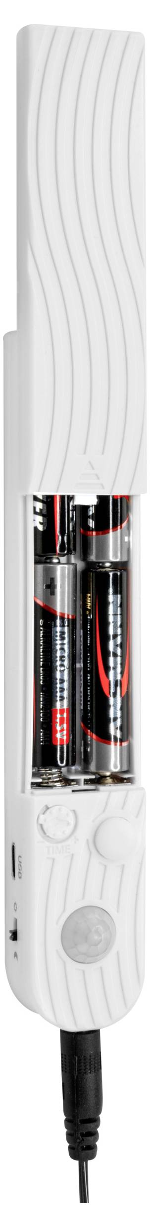 Weißes tragbares Gerät mit strukturiertem Griff, zwei AA-Batterien sichtbar in der Kammer und ein Kabel, das in die Unterseite eingesteckt ist.