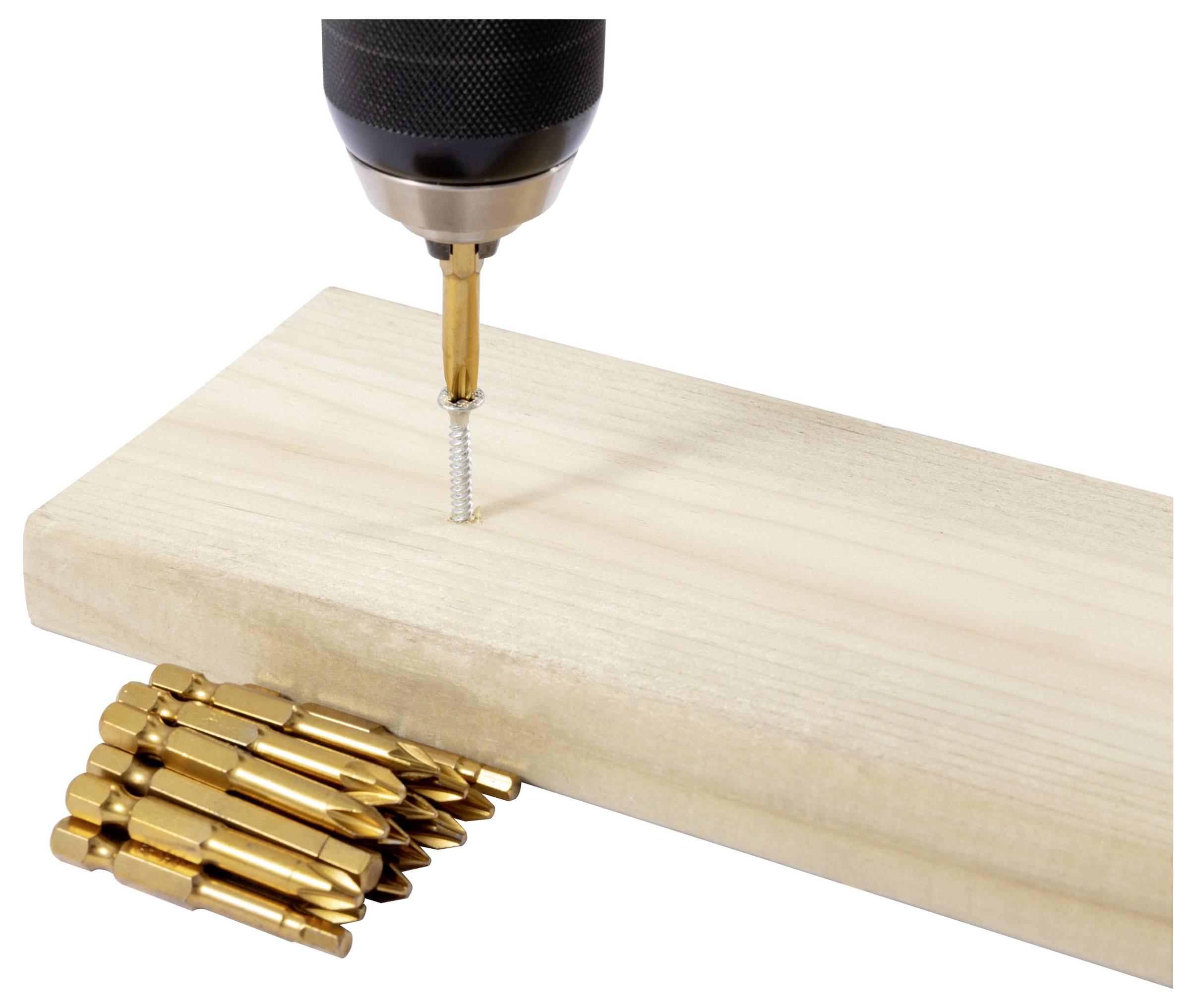 Bohrmaschine, die eine Schraube in ein Holzbrett treibt, mit gold unterlegten Schrauben darunter, was Holzbearbeitungsmontage veranschaulicht.