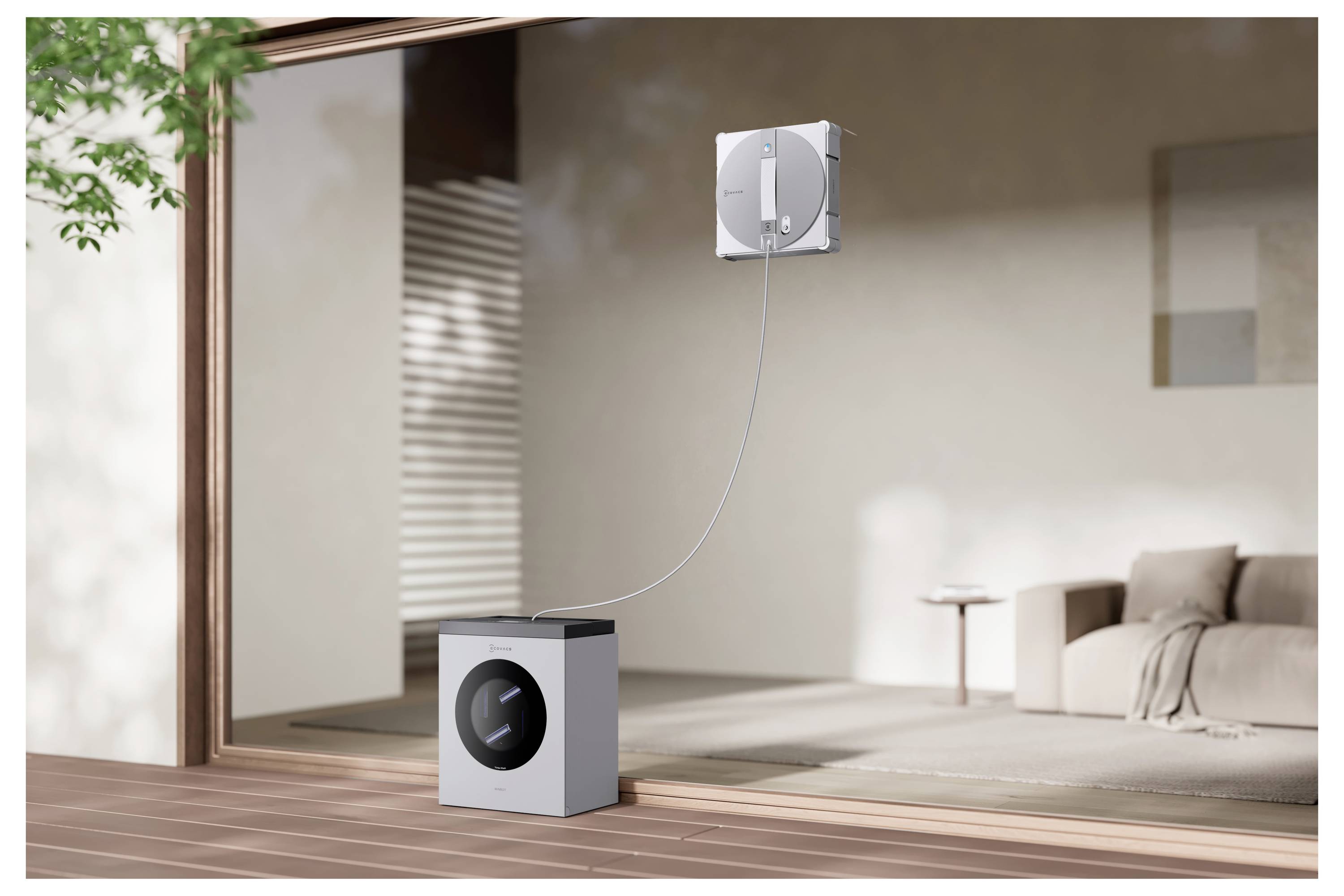 Ein Roboterstaubsauger-Ladegerät verbindet sich über ein Kabel mit einem Gerät außerhalb eines modernen Raums mit Glaswänden, einem Sofa, das Einfachheit und Technologie widerspiegelt.