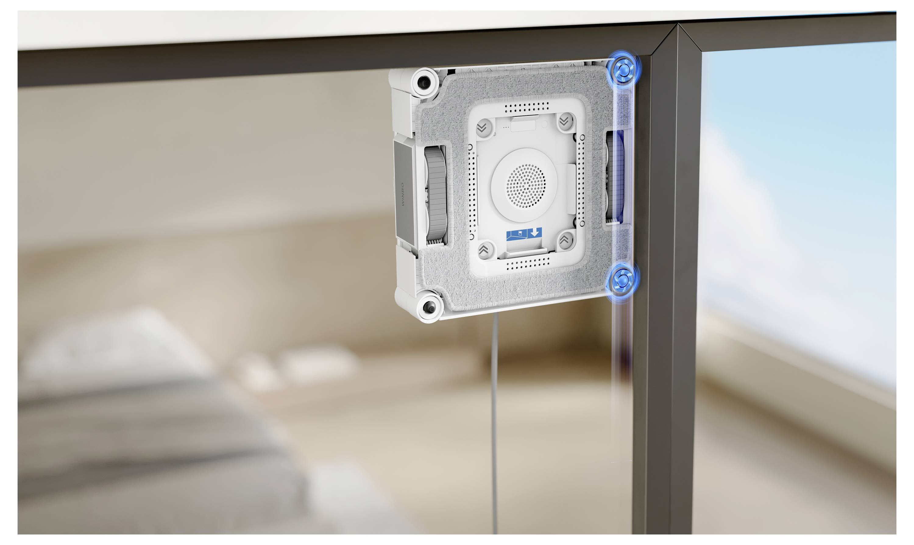 Ein weißes elektronisches Gerät ist unter einem Glastisch in der Nähe eines Fensters montiert, mit Kabeln, die nach unten verlaufen.