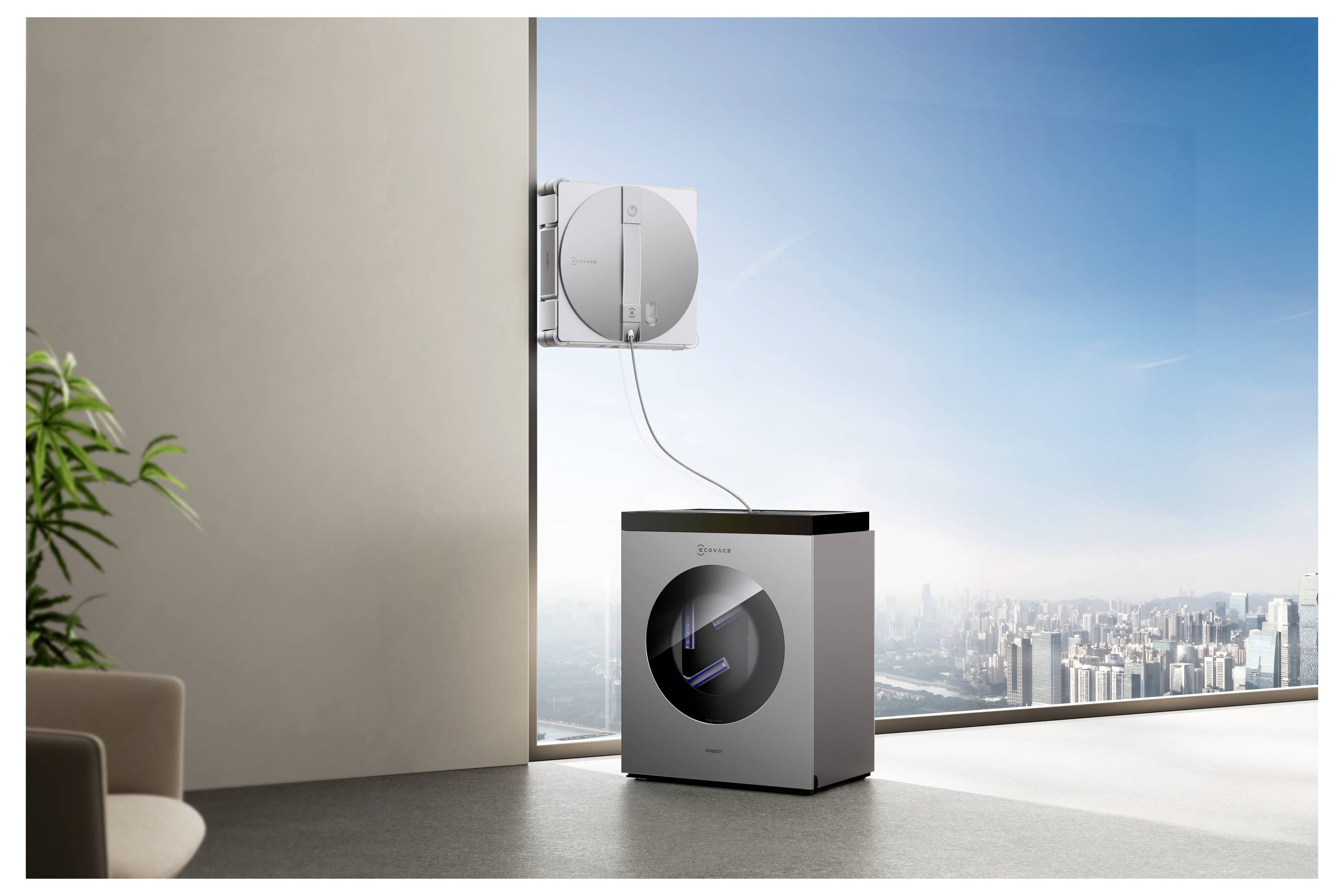 Eine moderne Klimaanlage für den Innenbereich wird vor einem großen Fenster eines Hochhauses angebracht und bietet einen Blick auf die Stadtlandschaft.