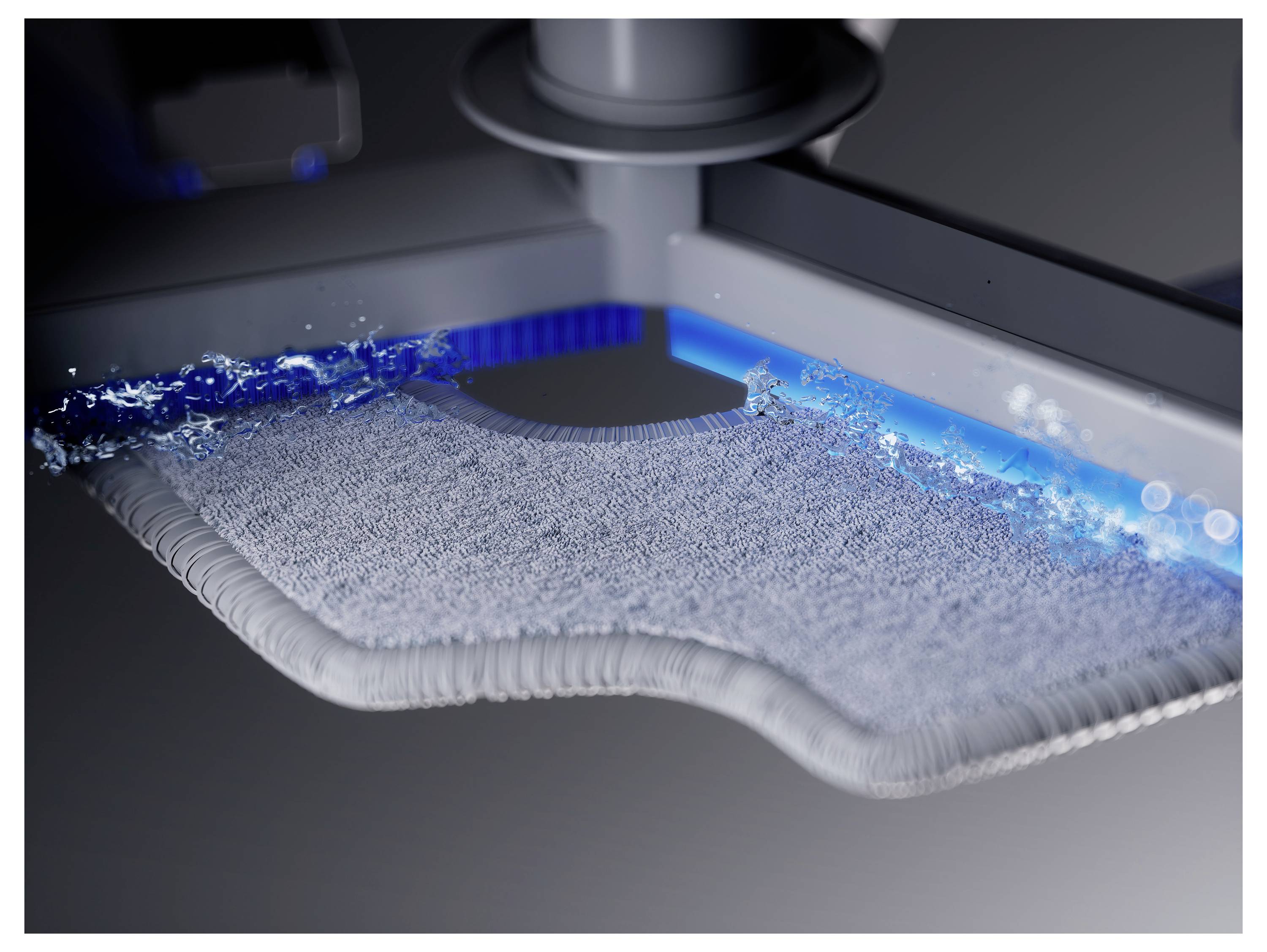 Nasses Gewebe wird in einer Maschine gewaschen, wobei Wasser und Waschmittel sichtbar wirbeln und einen effizienten Reinigungsprozess darstellen.