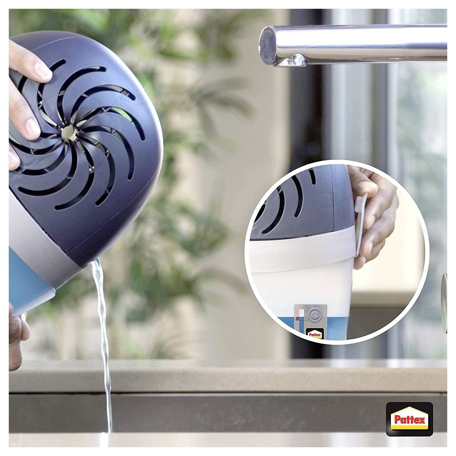 Eine Person gießt Flüssigkeit aus einem Pattex-Gerät in ein Waschbecken. Eine Nahaufnahme des Geräts wird neben einem Wasserhahn in der Küche gezeigt.