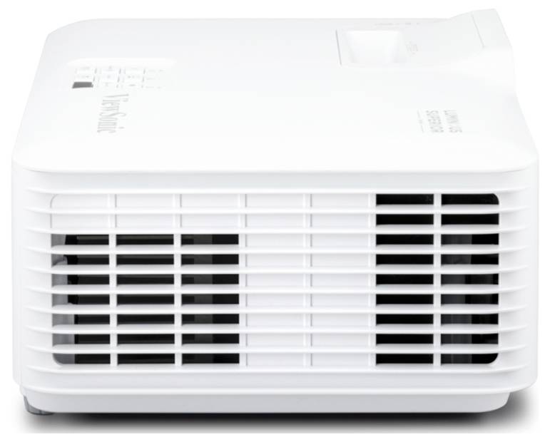 Weißer Projektor mit Lüftungsschlitzen an der Vorderseite, auf einer ebenen Fläche positioniert.