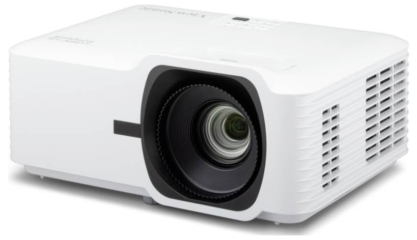 Ein weißer Projektor mit großem Objektiv wird leicht nach links geneigt gezeigt und verfügt über Belüftungsschlitze an der Seite sowie verschiedene Bedienungstasten oben.