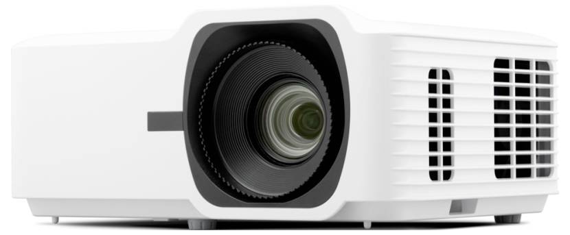 Ein weißer Projektor mit großem Objektiv wird gezeigt, leicht zur Seite geneigt. Die Seite weist mehrere Belüftungsschlitze auf.