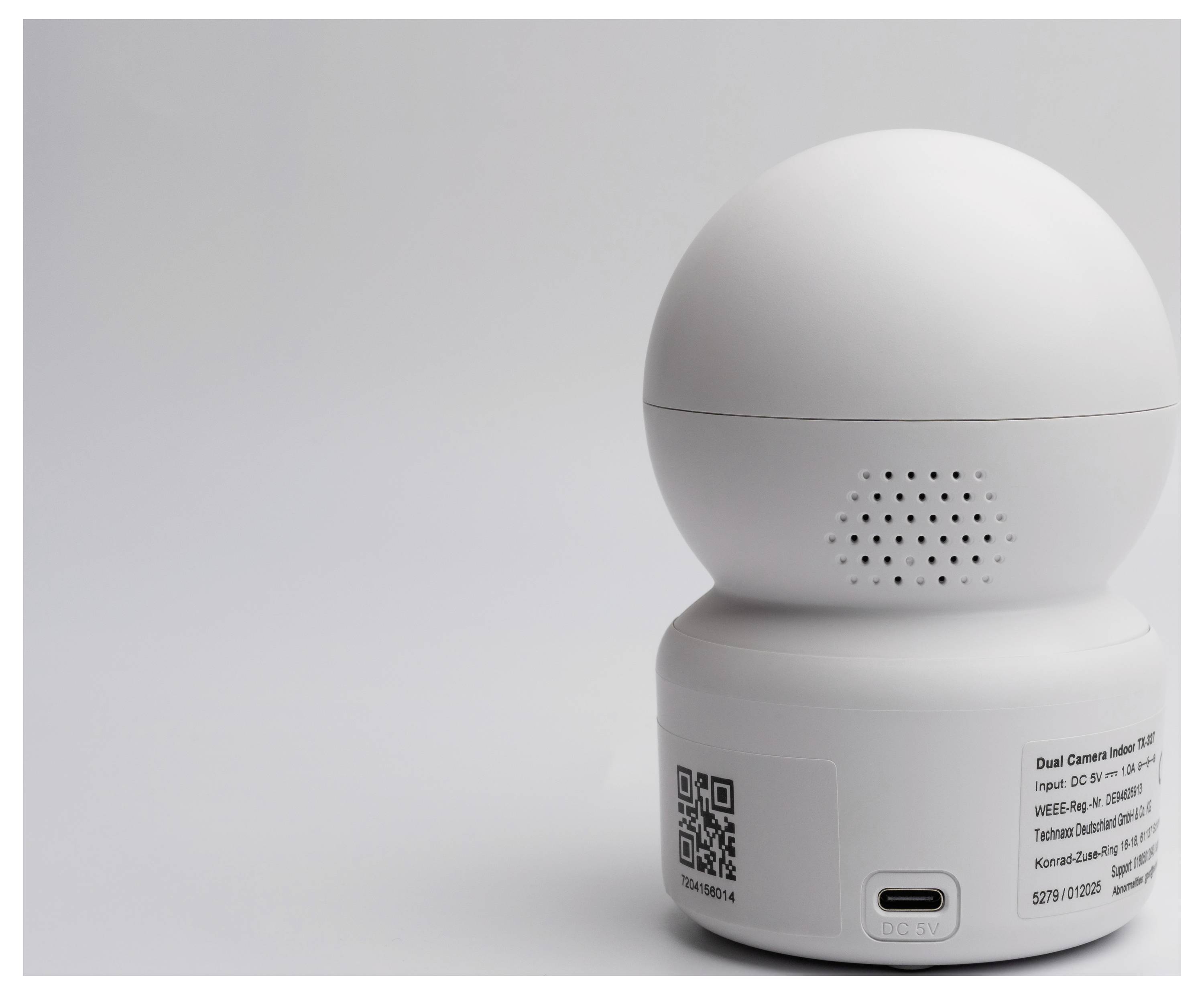 Weißes Gerät mit Dual-Kamera und kugeligem Oberteil, zeigt QR-Code und USB-C-Anschluss auf der Basis, vor grauem Hintergrund.