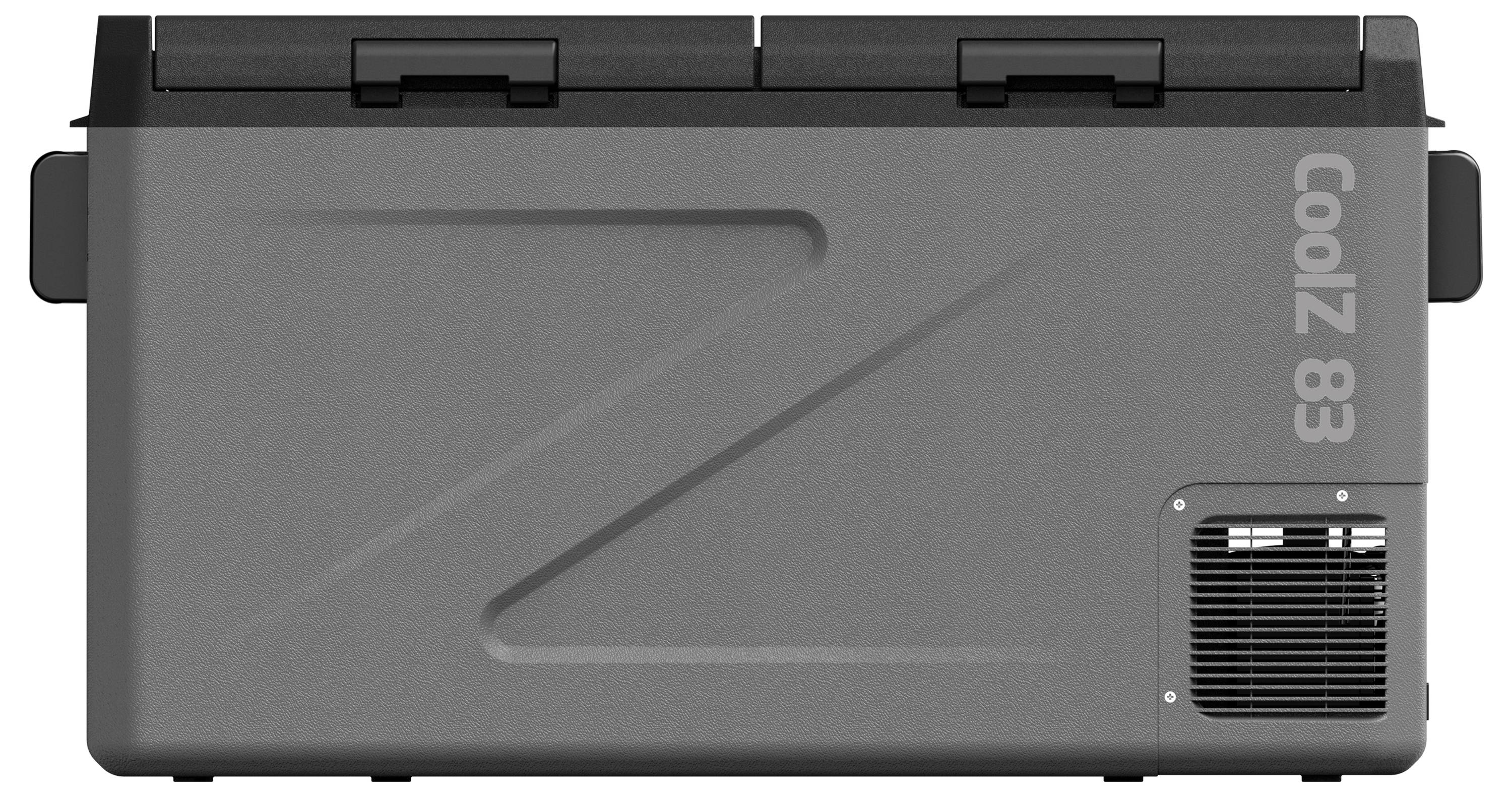 Schwarze tragbare Kühlbox 83 Kühlbox, von der Seite gezeigt, mit geformten Griffverriegelungen und einem belüfteten Gitter unten rechts.