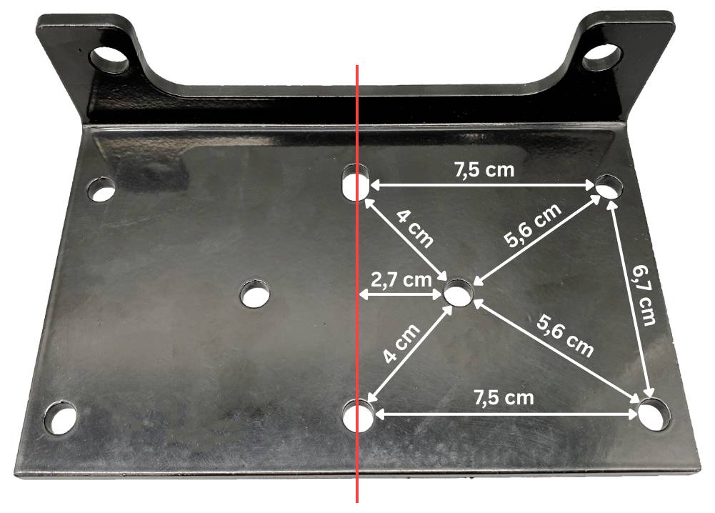 Schwarze Metallmontageplatte mit mehreren Löchern, überlagert mit roter Mittellinie und weißen Messwerten in Zentimetern, die den Lochabstand und die Abmessungen zeigen.