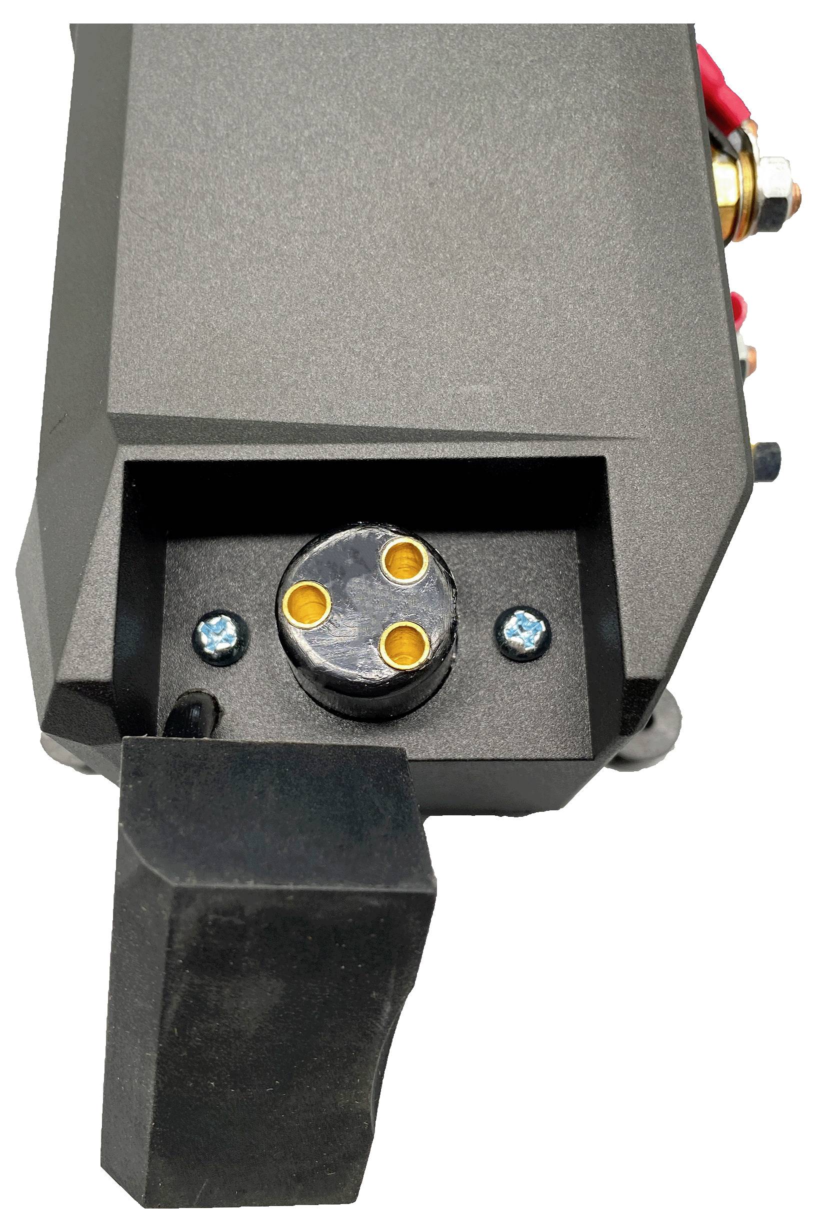 Nahaufnahme eines schwarzen elektronischen Geräts mit einem kreisförmigen 3-poligen Stecker und einer hervorstehenden rechteckigen Abdeckung, gezeigt vor weißem Hintergrund.