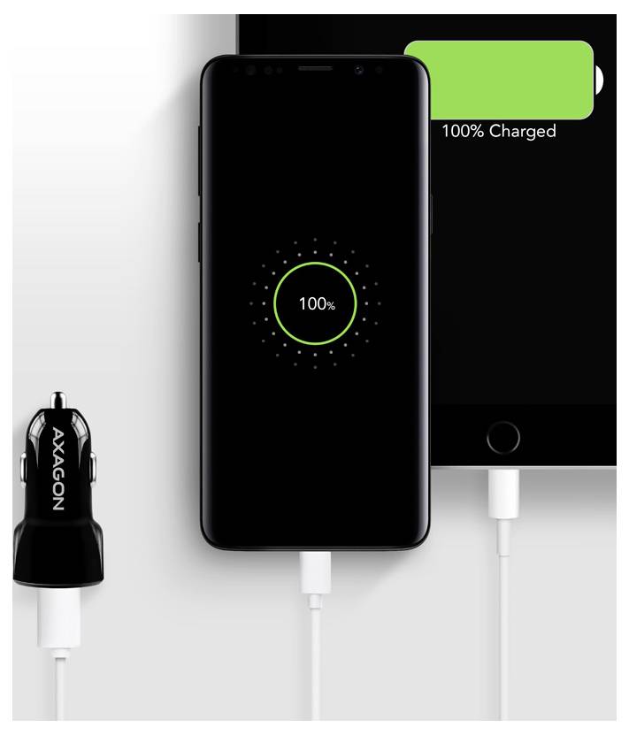 Schwarzes Smartphone wird per Kabel aufgeladen und zeigt 100% in einem grünen Kreis an, mit einem mit AXAGON beschrifteten Autolader und einem dahinter liegenden Tablet mit der Aufschrift „100% aufgeladen