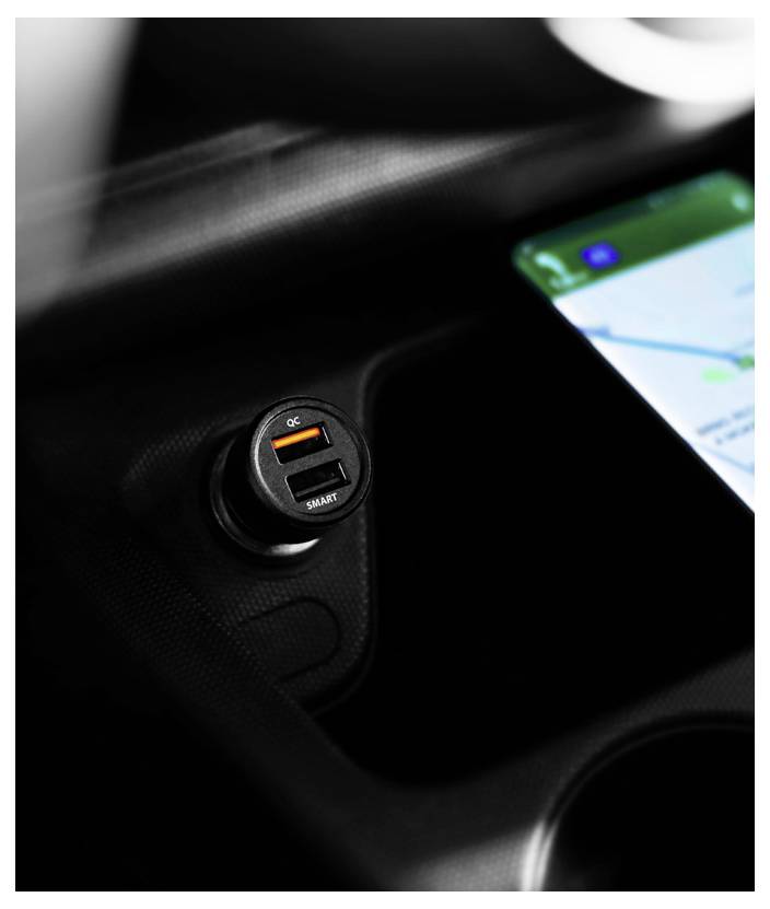 Autoladegerät mit orange beleuchteter Buchse neben einem Smartphone, das eine Navigationskarte in der Mittelkonsole anzeigt.