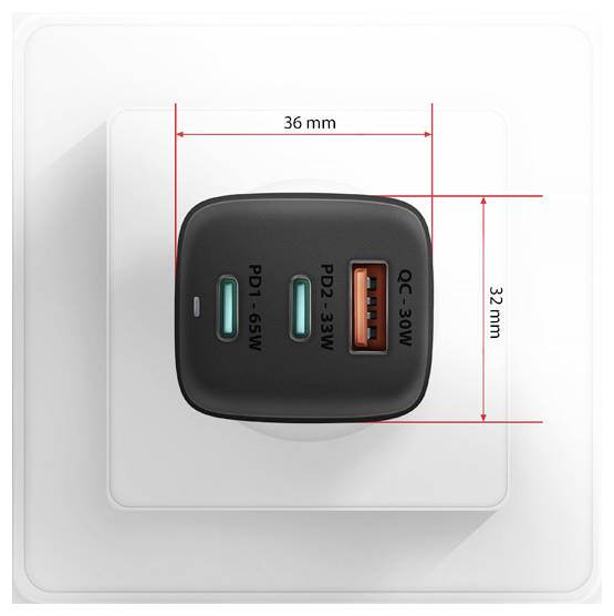 Kompakter schwarzer Wandladegerät mit zwei USB-C-Anschlüssen und einem USB-A-Anschluss, gezeigt auf einer weißen Platte mit beschrifteten Abmessungen von 36 mm Breite und 32 mm Höhe.