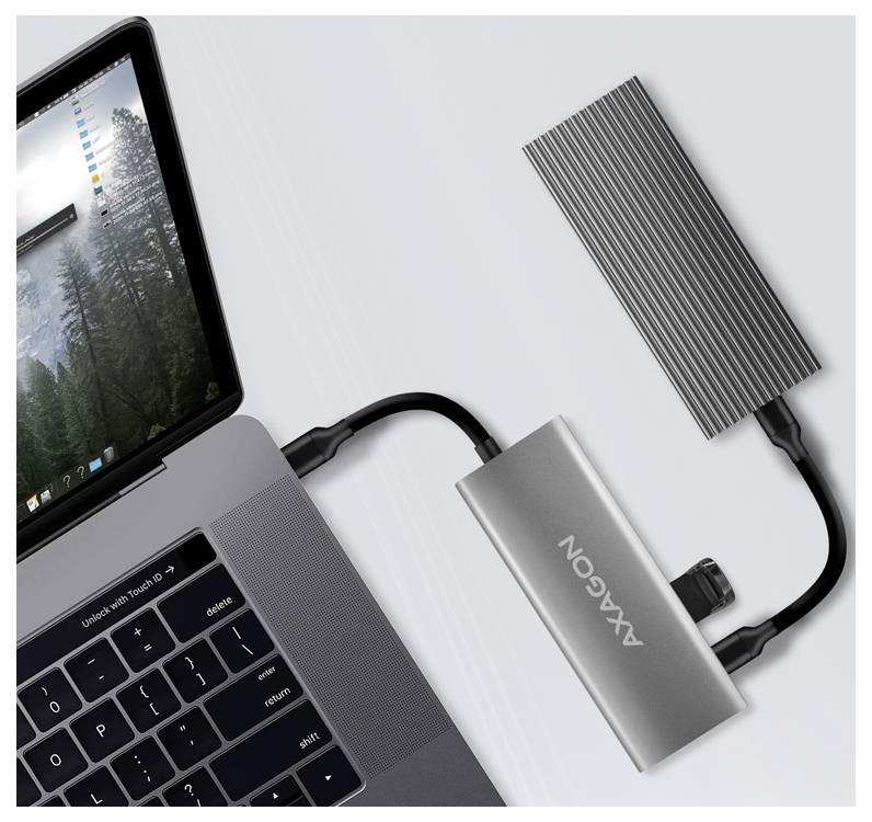 Tablet und Laptop verbunden mit einem Axxagon USB-C-Hub mit einem Kabel, das zu einem externen Gerät oder Laufwerk führt.