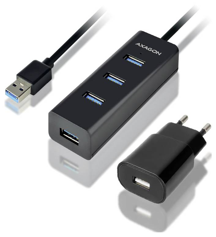 Schwarzer 4-Port-USB-Hub mit einem USB-A-Kabel, drei oberen USB-Anschlüssen, einem vorderen USB-Anschluss und einem separaten USB-Netzteil mit zwei runden Stiften.