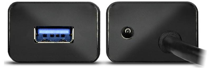 Nahaufnahme von zwei schwarzen Gerätepanelen: links zeigt einen blauen USB-Anschluss, rechts zeigt eine runde Stromversorgungsbuchse mit eingestecktem Kabel.