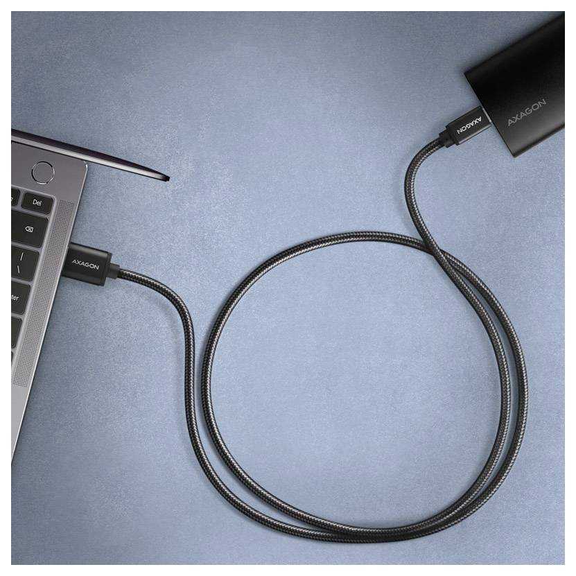 USB-C-Kabel, das auf der linken Seite mit einem Laptop verbunden ist, wobei das Kabel über einen blauen Hintergrund aufgerollt ist und zu einem Gerät auf der rechten Seite führt.