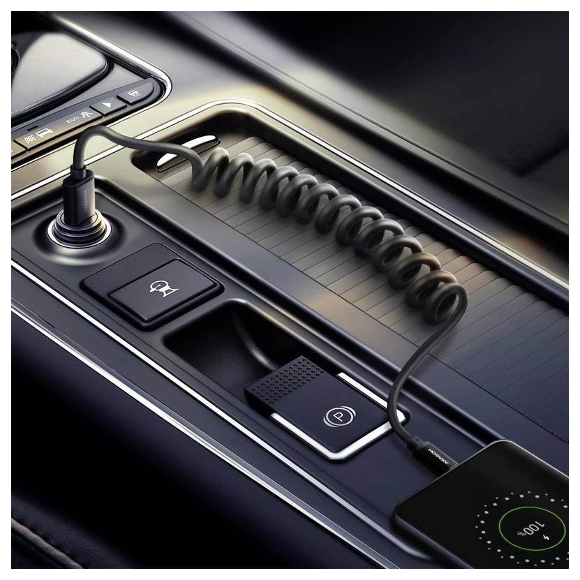 Mittelkonsole des Autos mit einem aufgerollten Kabel, das mit einem Ladezubehör verbunden ist, in der Nähe von Tasten für Parkplatz- und Assistenzfunktionen.