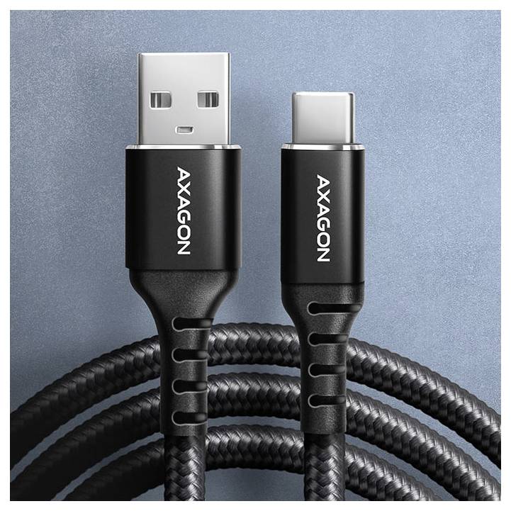 Nahaufnahme von zwei AXAGON-USB-Kabeln, einem USB-A und einem USB-C, aufrecht vor einem blauen Hintergrund stehend, mit geflochtenen Kabeln darunter.
