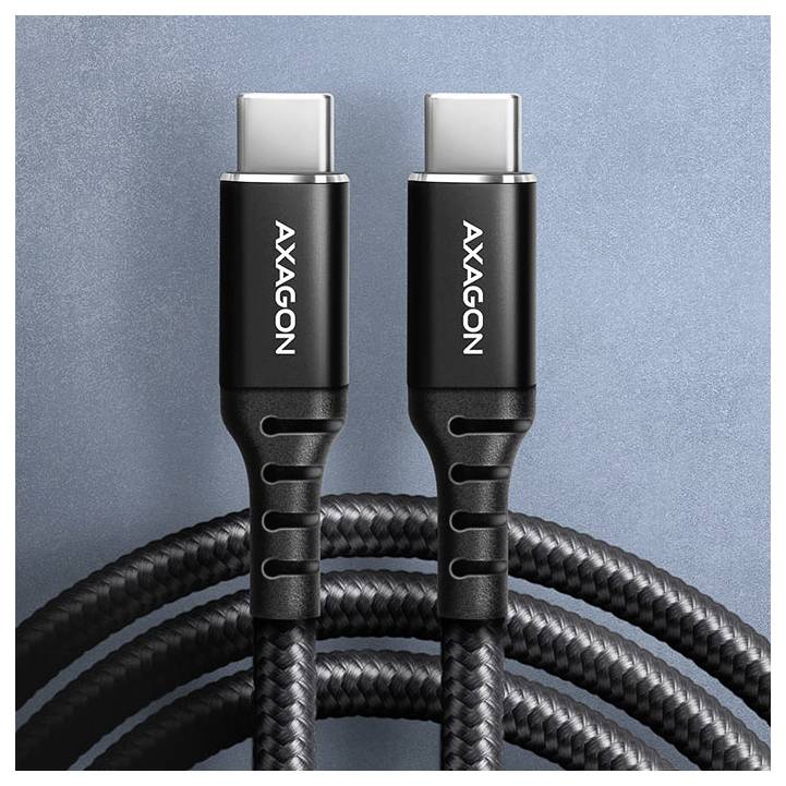 Zwei schwarze AXAGON USB-C-Kabel mit geflochtenen Kabelmänteln, aufrecht vor einem blauen Hintergrund angeordnet.