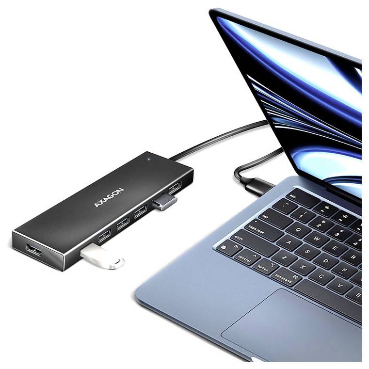 Laptop, das an einen schwarzen USB-C-Hub mit mehreren Anschlüssen und angeschlossenen Speicherkarten verbunden ist.