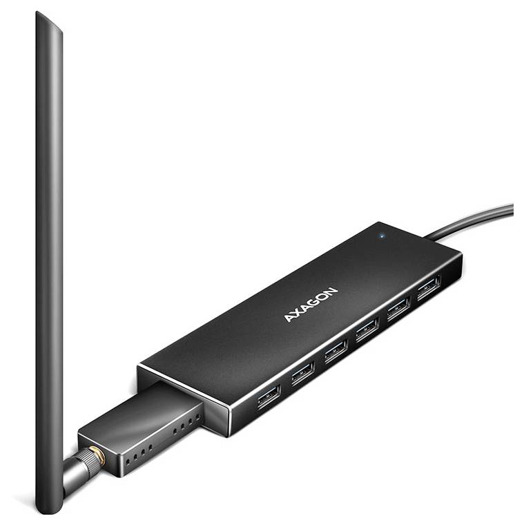 Schwarzer Axagon-USB-Hub mit sechs Anschlüssen und angebrachtem Kabel/antennählichem Adapter auf weißem Hintergrund.