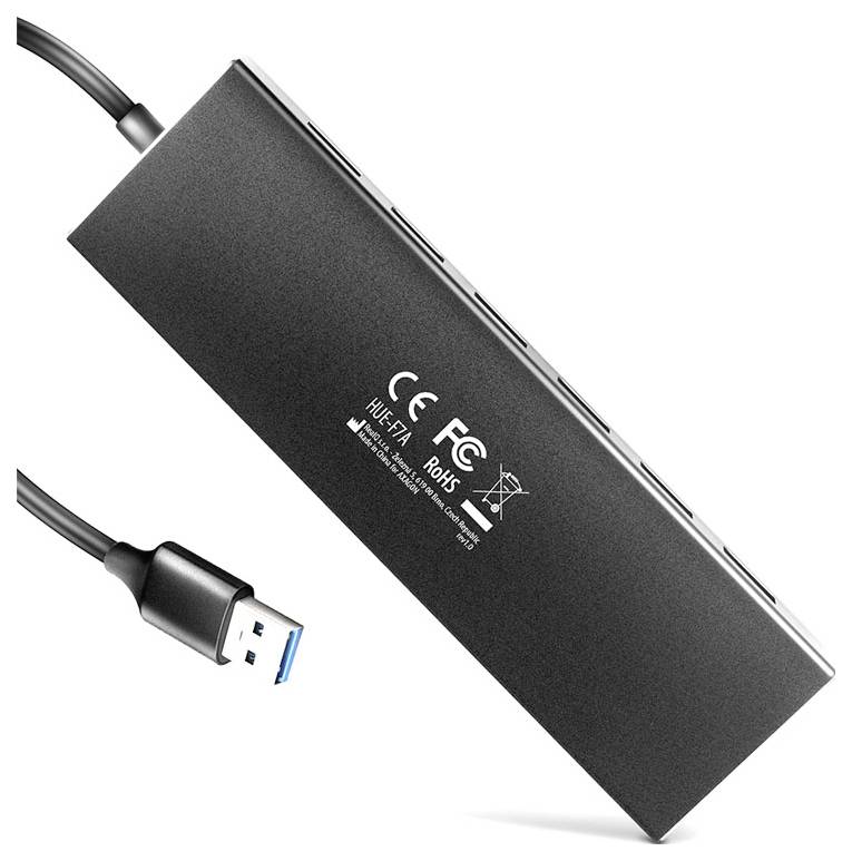 Schwarzer USB-C-Hub/Adapter mit angeschlossenem USB-A-Kabel, gezeigt auf weißem Hintergrund mit sichtbaren Zertifizierungsmarkierungen.