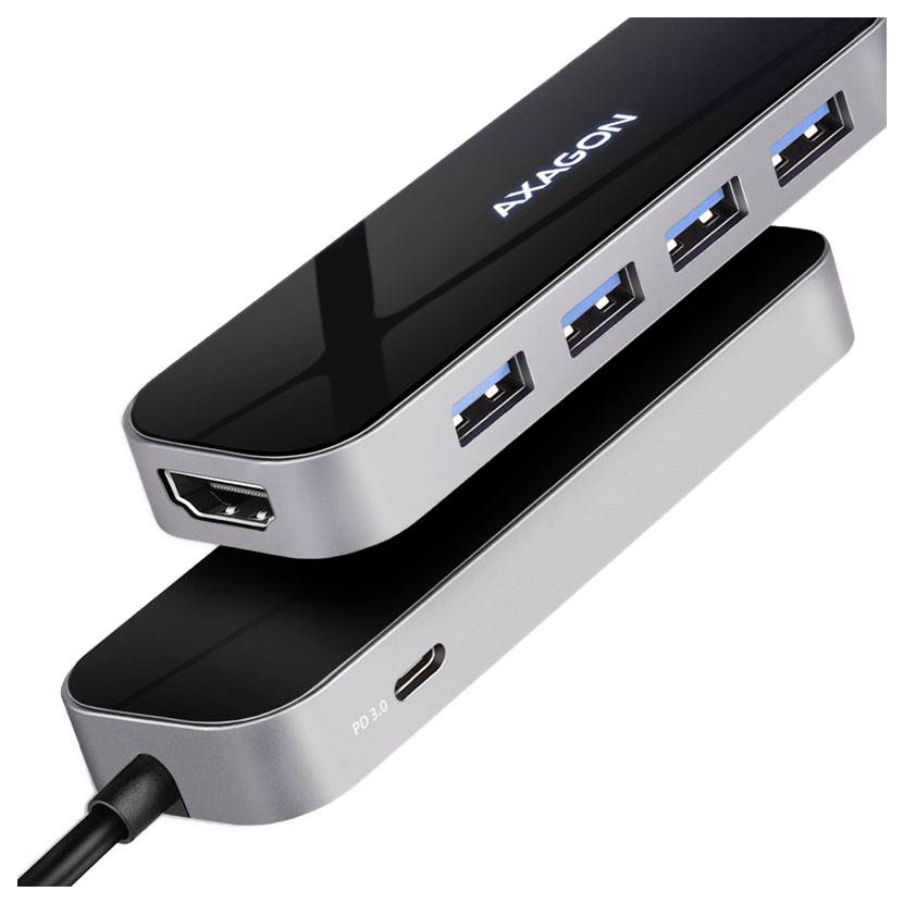 Ein schwarz-silberner USB-C-Hub mit vier USB-A-Anschlüssen und einem USB-C-Anschluss, angewinkelt auf weißem Hintergrund dargestellt.