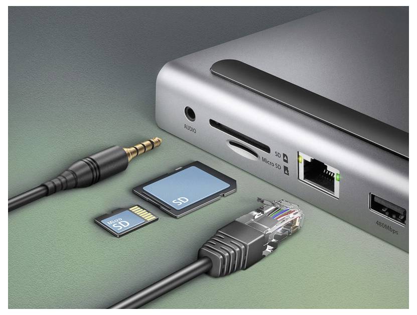 Nahaufnahme einer Geräteseite mit Anschlüssen für Audio, SD, Micro SD, Ethernet und USB, wobei SD-Karten und Kabel so positioniert sind, als würden sie sich verbinden oder eingesteckt werden.