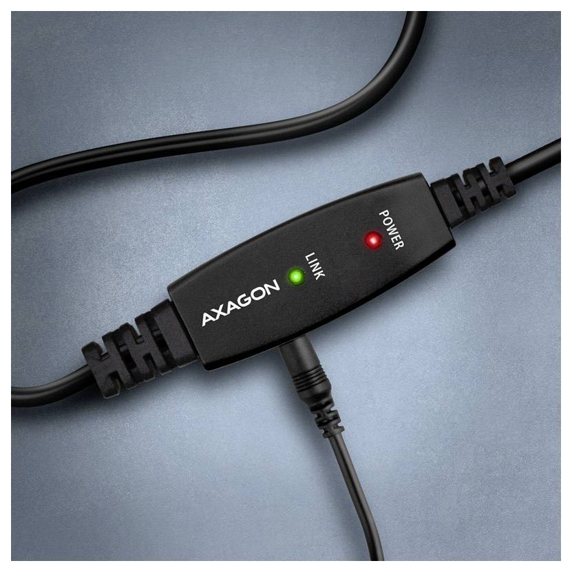 AXAGON Inline-Kabelgerät mit grünen LINK- und roten POWER-Indikatorleuchten auf einem schwarzen Kabel vor blauem Hintergrund.