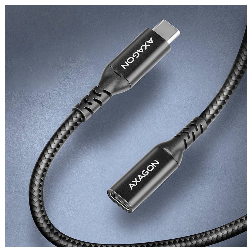 Geflochtenes USB-C-Ladekabel mit schwarzen AXAGON-Steckern auf blauem Hintergrund.