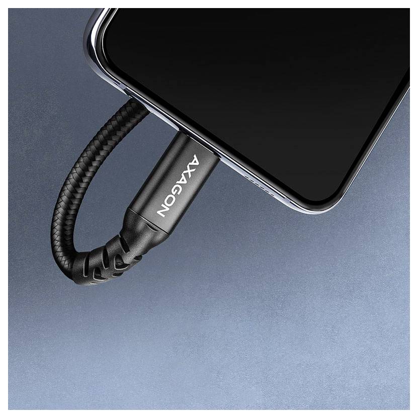 Nahaufnahme eines Smartphones, das mit einem geflochtenen AXAGON-Kabel verbunden ist, wobei der Lade-/Datenstecker in das Telefon eingesteckt ist.