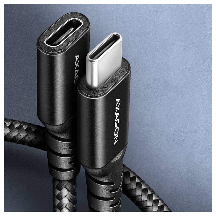 Nahaufnahme eines Smartphones, das mit einem geflochtenen AXAGON-Kabel verbunden ist, wobei der abgewinkelte Ladestecker in das Telefon eingesteckt ist.