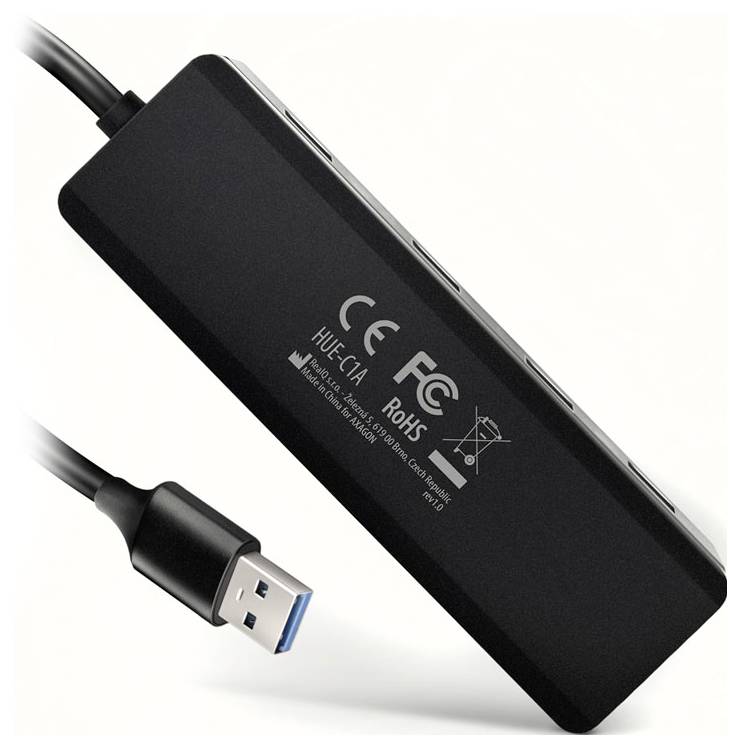 Schwarze USB-Mehrfachanschluss-Hub mit angeschlossenem Kabel und USB-A-Stecker, auf weißem Hintergrund mit CE-, FCC- und RoHS-Kennzeichnungen dargestellt.