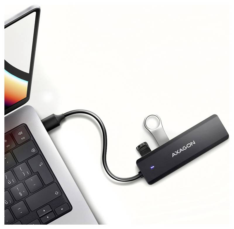 Laptop, der über ein Kabel mit einem AXAGON USB-C-Hub mit einem USB-Anschluss und einer blauen Statusleuchte auf weißem Hintergrund verbunden ist.
