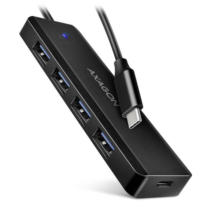 AXAGON USB-C Hub in Schwarz mit vier USB-A Anschlüssen und angeschlossenem USB-C Kabel