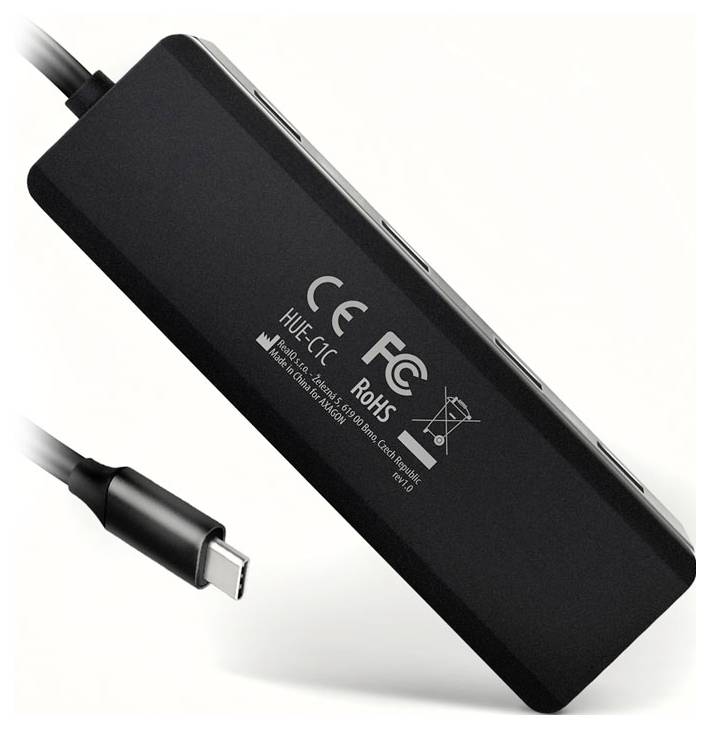 Schwarzer USB-C-Hub oder Adapter mit angeschlossenem Kabel, im Winkel auf weißem Hintergrund mit sichtbaren CE- und RoHS-Kennzeichnungen.