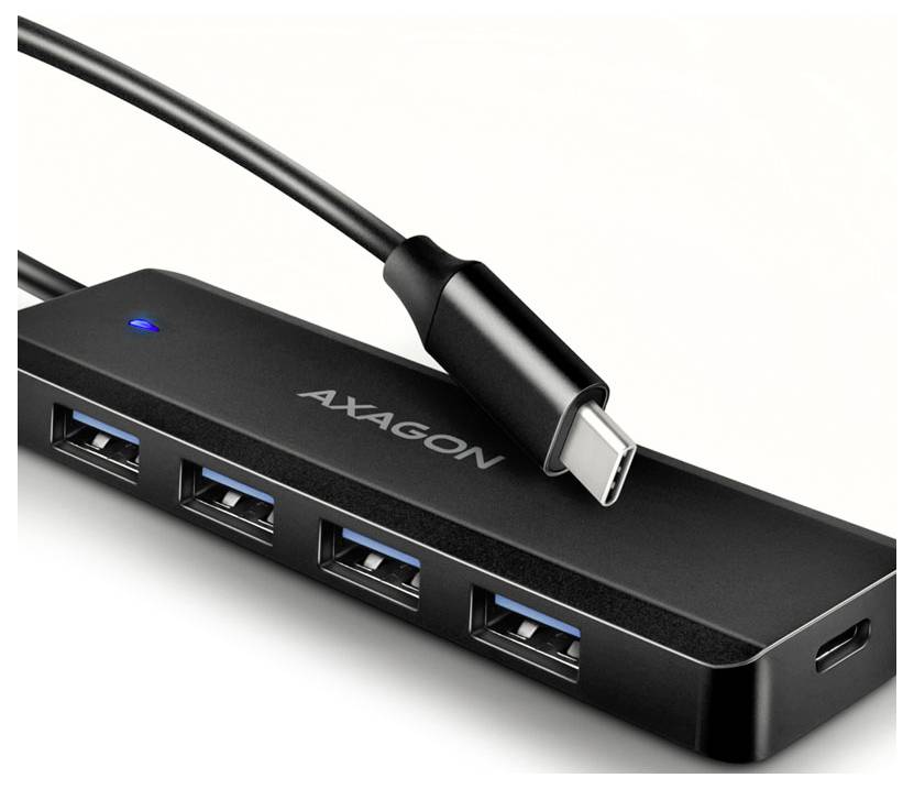 Ein Laptop, der über ein Kabel mit einem AXAGON USB-C-Hub mit integriertem Ringständer verbunden ist, vor einem weißen Hintergrund gezeigt.