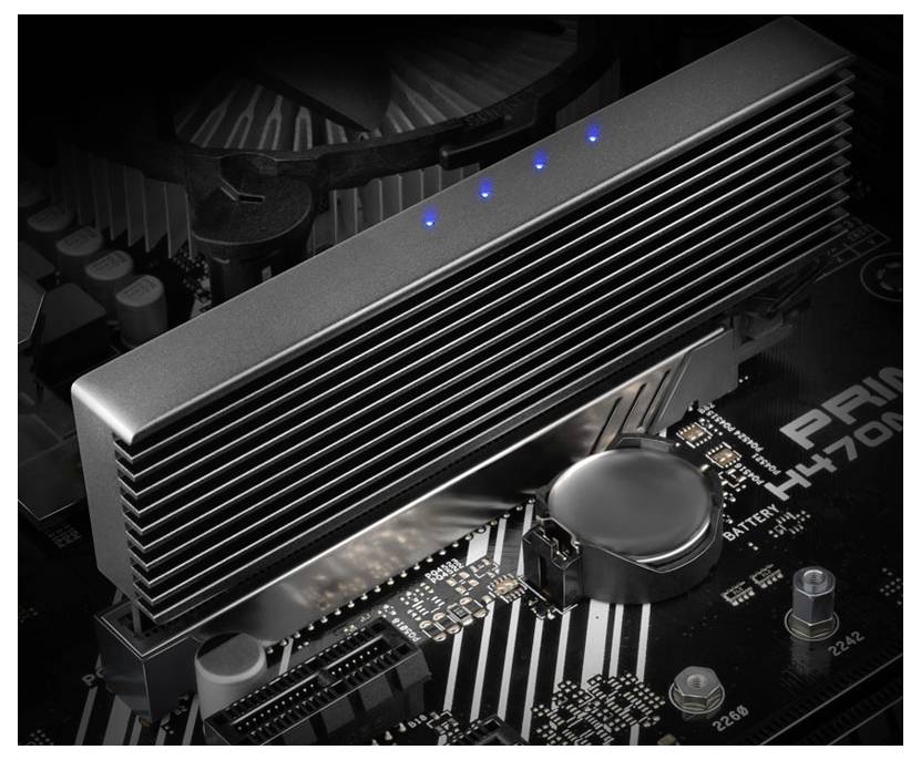 Ein großer silberner Kühlkörper mit blauen Anzeigelichtern, auf einem Computer-Mainboard montiert, in der Nähe der Batterie und Schaltkreise.